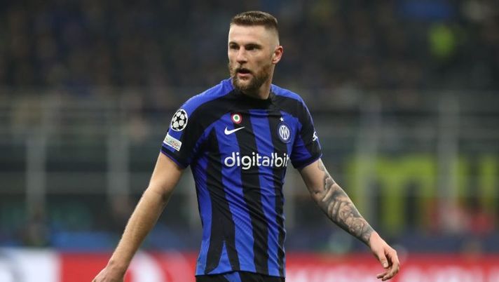 MILAN, ITALY - FEBRUARY 22: Milan Skriniar of FC Internazionale looks on during the UEFA Champions League round of 16 leg one match between FC Internazionale and FC Porto at San Siro Stadium on February 22, 2023 in Milan, Italy. (Photo by Marco Luzzani/Getty Images) Gazzetta: “Skriniar va verso il forfait contro la Juve, non arrivano buone notizie” - immagine 1
