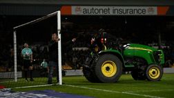 Giocatore del Port Vale si scontra contro il palo: sistemato da un… trattore!