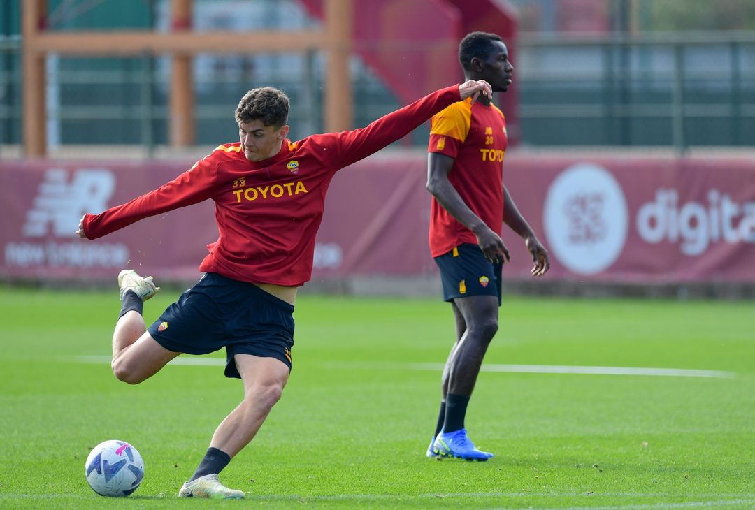 Trigoria, Dybala in gruppo prima della sfida con il Torino – FOTO GALLERY - immagine 22