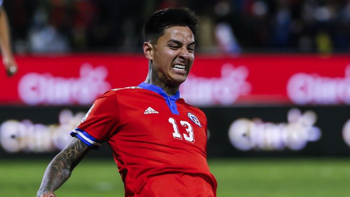 SANTIAGO, CHILE - OCTOBER 14: Erick Pulgar of Chile celebrates after scoring his team's first goal during a match between Chile and Venezuela as part of South American Qualifiers for Qatar 2022 at Estadio San Carlos de Apoquindo on October 14, 2021 in Santiago, Chile. (Photo by Claudio Reyes - Pool/Getty Images) Dalla Turchia: Pulgar delude, il Galatasaray lo scarica. Tornerà a Firenze? - immagine 1