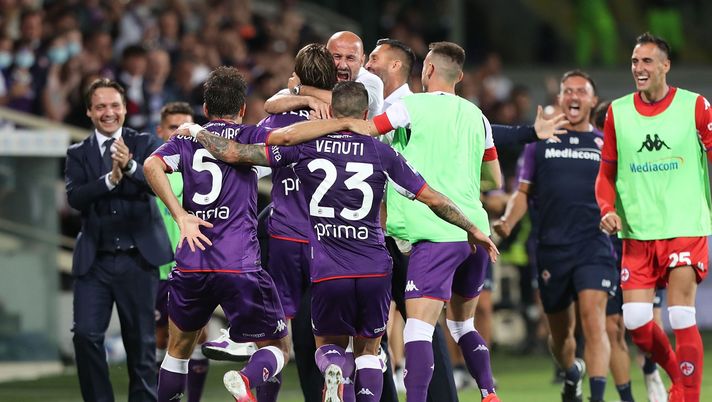 FLORENCE, ITALY - AUGUST 28: Dusan Vlahovic of ACF Fiorentina celebrates after scoring a goal during the Serie A match between ACF Fiorentina and Torino FC at Stadio Artemio Franchi on August 28, 2021 in Florence,Italy .  (Photo by Gabriele Maltinti/Getty Images) 