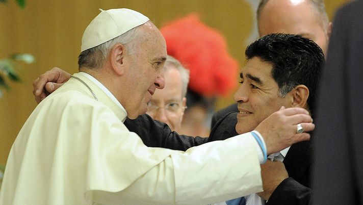ROME, ITALY - SEPTEMBER 01: Pope Francis meets Diego Maradona during an audience with the players of the 'Partita Interreligiosa Della Pace' at Paul VI Hall before the Interreligious Match For Peac at Olimpico Stadium on September 1, 2014 in Rome, Italy. (Photo by Pier Marco Tacca/Getty Images) ROME, ITALY - SEPTEMBER 01: Pope Francis meets Diego Maradona during an audience with the players of the 'Partita Interreligiosa Della Pace' at Paul VI Hall before the Interreligious Match For Peac at Olimpico Stadium on September 1, 2014 in Rome, Italy. (Photo by Pier Marco Tacca/Getty Images)