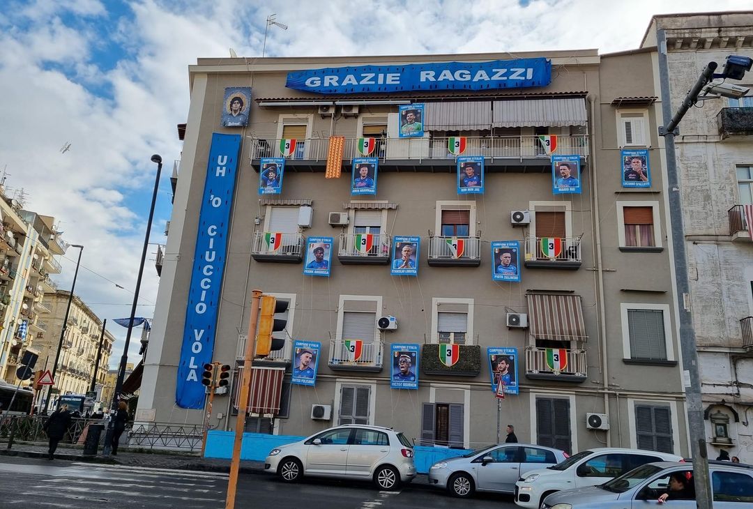 FOTO Napoli si tinge d’azzurro: striscioni, addobbi e bimbi sorridenti - immagine 2