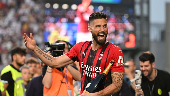 REGGIO NELL'EMILIA, ITALY - MAY 22: Olivier Giroud of AC Milan celebrates after their side finished the season as Serie A champions during the Serie A match between US Sassuolo and AC Milan at Mapei Stadium - Citta' del Tricolore on May 22, 2022 in Reggio nell'Emilia, Italy. (Photo by Chris Ricco/Getty Images) Gazzetta: “Milan, una poltrona per tre: la gestione di Rebic, Giroud e Origi” - immagine 1