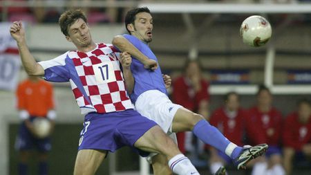 IBARAKI, SOUTH KOREA - JUNE 08: FUSSBALL: WM 2002 in JAPAN und KOREA, Ibaraki, 08.06.02, GRUPPE G/ITALIEN - KROATIEN (ITA - CRO) 1:2, Robert JARNI/CRO, Gianluca ZAMBROTTA/ITA (Photo by Martin Rose/Bongarts/Getty Images)