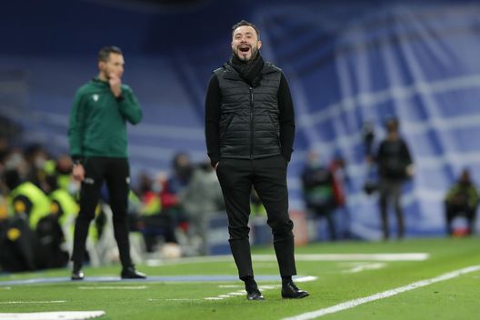 MADRID, SPAIN - NOVEMBER 03: Roberto De Zerbi, Head coach of Shakhtar Donetsk reacts during the UEFA Champions League group D match between Real Madrid and Shakhtar Donetsk at Estadio Santiago Bernabeu on November 03, 2021 in Madrid, Spain. (Photo by Gonzalo Arroyo Moreno/Getty Images) Juventus, senti De Zerbi: “Mi piacerebbe che Mac Allister restasse qui con noi”- immagine 2
