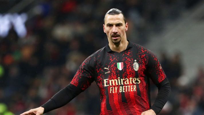 MILAN, ITALY - FEBRUARY 26: Zlatan Ibrahimovic of AC Milan looks on during the Serie A match between AC MIlan and Atalanta BC at Stadio Giuseppe Meazza on February 26, 2023 in Milan, Italy. (Photo by Marco Luzzani/Getty Images) Gazzetta: “Tentazione Ibra, ieri seduta personalizzata ma da Milanello dicono che…” - immagine 1
