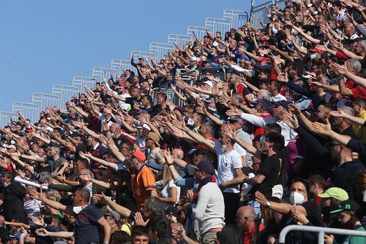 CAGLIARI, ITALY - APRIL 30: Supporters of Cagliari during the Serie A match between Cagliari Calcio and Hellas Verona FC at Sardegna Arena on April 30, 2022 in Cagliari, Italy. (Photo by Enrico Locci/Getty Images) Tifosi: gioia per i 270 dell’Hellas, furia dei cagliaritani con la squadra, le immagini- immagine 3
