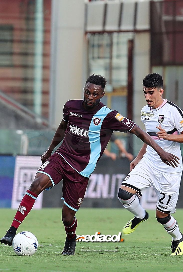  SALERNO, ITALY - AUGUST 25: Player of US Salernitana Jean Daniel Akpa Akpro vies with US Citta di Palermo player Antonio Fiordilino during the Serie B match between US Salernitana and US Citta di Palermo on August 25, 2018 in Salerno, Italy.  (Photo by Francesco Pecoraro/Getty Images) 