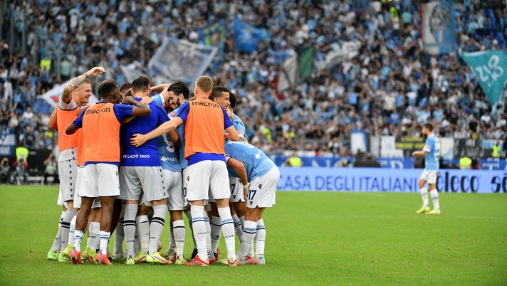 ROME, ITALY - SEPTEMBER 26: Pedro Rodriguez of SS Lazio celebrates a second goal with his team mates  during the Serie A match between SS Lazio and AS Roma at Stadio Olimpico on September 26, 2021 in Rome, Italy. (Photo by Marco Rosi - SS Lazio/Getty Images) 