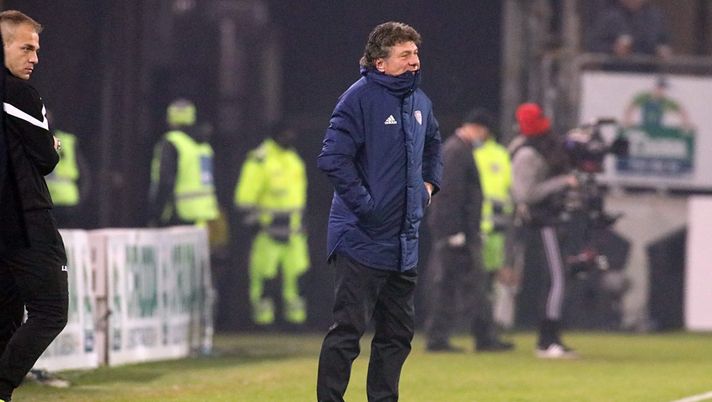 CAGLIARI, ITALY - DECEMBER 18: Walter Mazzarri coach of Cagliari reacts during the Serie A match between Cagliari Calcio and Udinese Calcio at Sardegna Arena on December 18, 2021 in Cagliari, Italy. (Photo by Enrico Locci/Getty Images) Cagliari, Mazzarri
