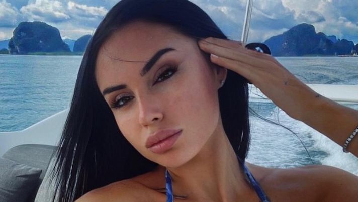 Astrid Karsdorp fa impazzire i follower: la scollatura è straripante Astrid Karsdorp fa impazzire i follower: la scollatura è straripante - immagine 1