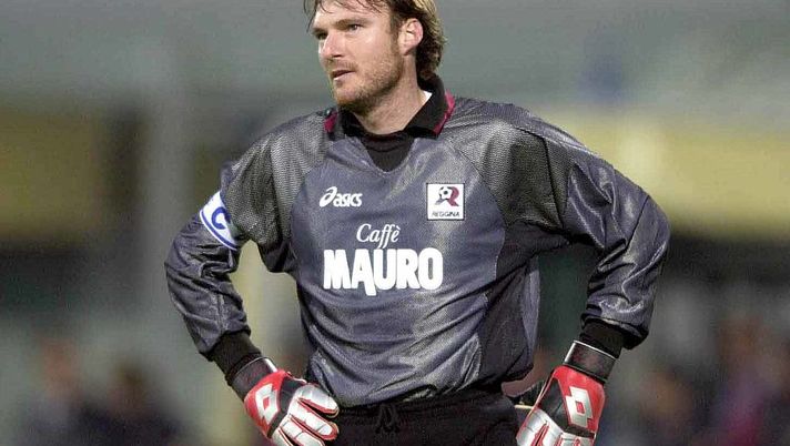 9 Dec 2000:  Massimo Taibi goalkeeper of Reggina during the Reggina v Verona Seria A match played at the Cibali Stadium, Catania. Mandatory Credit: Grazia Neri/ALLSPORT 