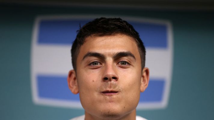Dybala in partenza per Roma: il saluto con Oriana all’aeroporto di Buenos Aires - immagine 1
