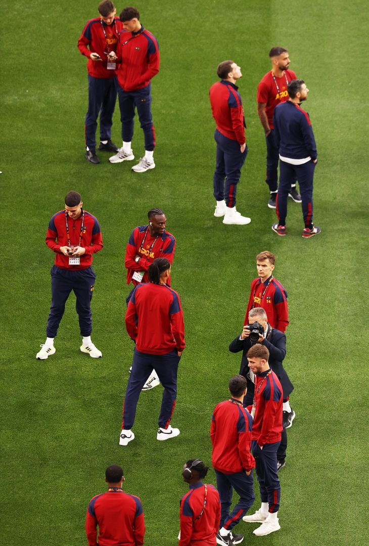 La Roma sul prato della Puskas Arena. Domani la finale – FOTO GALLERY - immagine 14