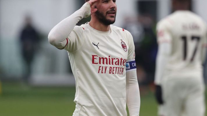 VENICE, ITALY - JANUARY 09: Theo Hernandez of Milan celebrates his team's third goal during the Serie A match between Venezia FC v AC Milan at Stadio Pier Luigi Penzo on January 09, 2022 in Venice, Italy. (Photo by Maurizio Lagana/Getty Images) Voti fantacalcio: Theo da urlo! Leao più di Ibra, delude Aramu, Tonali è promosso - immagine 1