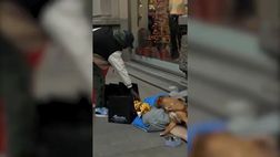 VIDEO / Khaby Lame distribuisce regali e panettoni ai senzatetto di Milano