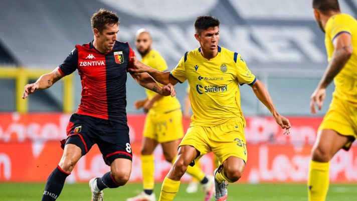 GENOA, ITALY - AUGUST 02: Lukas Lerager of Genoa (left) and Matteo Pessina vie for the ball during the Serie A match between Genoa CFC and Hellas Verona at Stadio Luigi Ferraris on August 2, 2020 in Genoa, Italy. (Photo by Paolo Rattini/Getty Images) Attenti agli infortuni per l’asta del fantacalcio: in 30 fuori almeno fino alla sosta di ottobre!- immagine 1