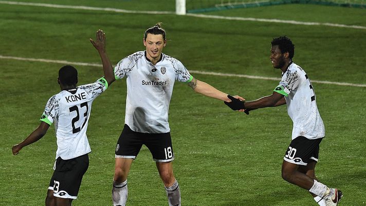 CESENA, ITALY - FEBRUARY 26:  Milan Djuric (C) of AC Cesena celebrates after scoring the goal 2-0 during the Serie B match between AC Cesena and Cagliari Calcio on February 26, 2016 in Cesena, Italy.  (Photo by Giuseppe Bellini/Getty Images) 