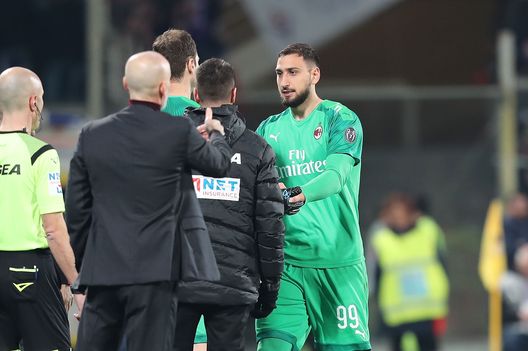 Il cambio tra Gianluigi Donnnarumma e Asmir Begovic in Fiorentina-Milan (credits Getty Images) Il cambio tra Gianluigi Donnnarumma e Asmir Begovic in Fiorentina-Milan (credits Getty Images)