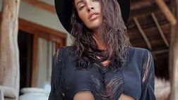 Lucia Javorcekova pronta a salire su una Ferrari con abito scollato: fan in delirio