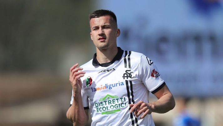 EMPOLI, ITALY - APRIL 09: Arkadiusz Reca of Spezia Calcio looks on during the Serie A match between Empoli FC v Spezia Calcio on April 9, 2022 in Empoli, Italy. (Photo by Gabriele Maltinti/Getty Images) Spezia, l’esito degli esami strumentali per Reca: cosa filtra sui tempi di recupero - immagine 1