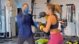 VIDEO Elisabetta Canalis, sexy e spietata su Instagram: come picchia l’ex Velina sul ring…