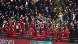 Il Liverpool vince la Carabao Cup, ma il trofeo chi l’ha alzato? Un piccolo fan…