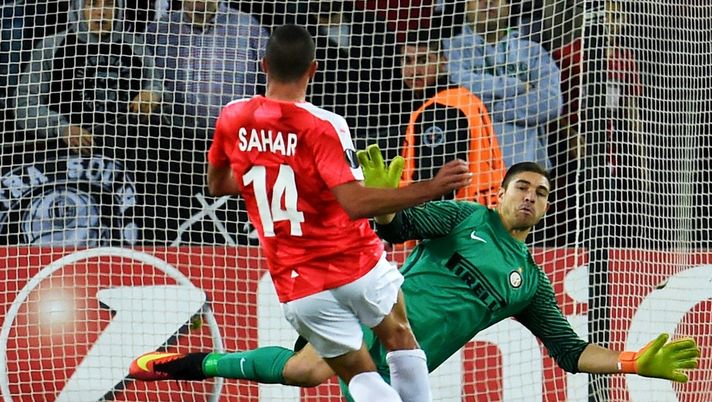Ben Sahar batte Juan Carrizo per il 3-2 di Hapoel Beer Sheva-Inter di Europa League (credits: GETTY Images) Hapoel Beer Sheva-Inter