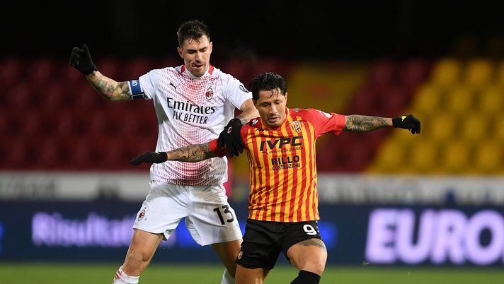 BENEVENTO, ITALY - JANUARY 03: Gianluca Lapadula of Benevento is challenged by Alessio Romagnoli of AC Milan during the Serie A match between Benevento Calcio and AC Milan at Stadio Ciro Vigorito on January 03, 2021 in Benevento, Italy. Sporting stadiums around Italy remain under strict restrictions due to the Coronavirus Pandemic as Government social distancing laws prohibit fans inside venues resulting in games being played behind closed doors. (Photo by Francesco Pecoraro/Getty Images) BENEVENTO, ITALY - JANUARY 03: Gianluca Lapadula of Benevento is challenged by Alessio Romagnoli of AC Milan during the Serie A match between Benevento Calcio and AC Milan at Stadio Ciro Vigorito on January 03, 2021 in Benevento, Italy. Sporting stadiums around Italy remain under strict restrictions due to the Coronavirus Pandemic as Government social distancing laws prohibit fans inside venues resulting in games being played behind closed doors. (Photo by Francesco Pecoraro/Getty Images)