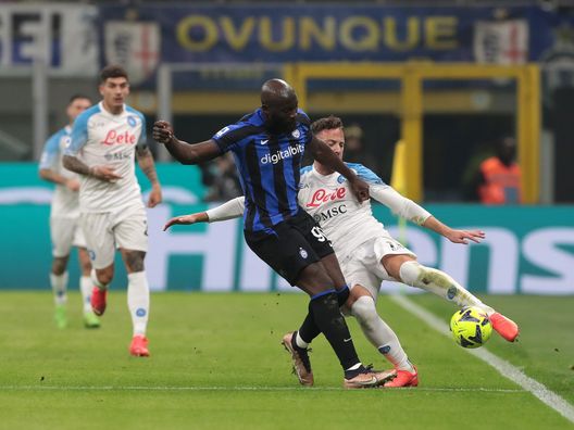 MILAN, ITALY - JANUARY 04: Romelu Lukaku of FC Internazionale, in action, is challenged by Amir Rrhmani of SSC Napoli during the Serie A match between FC Internazionale and SSC Napoli at Stadio Giuseppe Meazza on January 04, 2023 in Milan, Italy. (Photo by Emilio Andreoli - Inter/Inter via Getty Images) L’Inter riapre il campionato fermando il Napoli: ora le distanze sono colmabili – GdS- immagine 2
