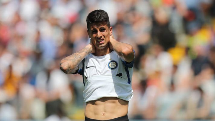 UDINE, ITALY - MAY 06: Joao Cancelo of FC Internazionel reacts during the serie A match between Udinese Calcio and FC Internazionale at Stadio Friuli on May 6, 2018 in Udine, Italy. (Photo by Gabriele Maltinti/Getty Images) Cancelo va alla Juve: ecco perché l’Inter non lo ha riscattato - immagine 1