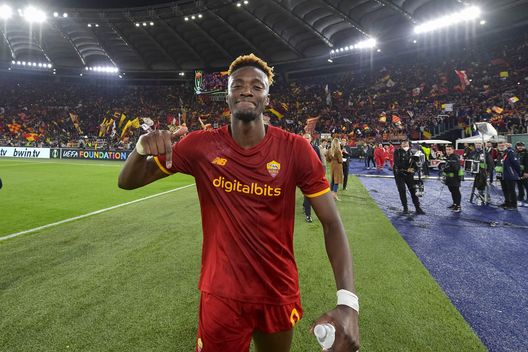 ROME, ITALY - MAY 05: Tammy Abraham of AS Roma celebrates the victory after the UEFA Conference League Semi Final Leg Two match between AS Roma and Leicester City at Stadio Olimpico on May 05, 2022 in Rome, Italy. (Photo by Fabio Rossi/AS Roma via Getty Images) Cabral VS Abraham, destini contro. L’Europa passa dal Franchi- immagine 2