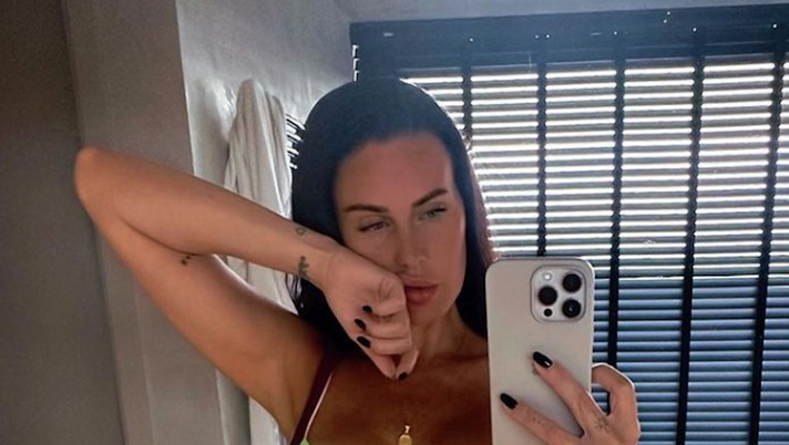 Natalie Weber, scatti bollenti. Lady Zarate si scatena in bikini: décolleté super - immagine 1