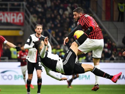 Il fallo di mano di Calabria in Milan-Juventus. L'arbitro fischia il rigore 