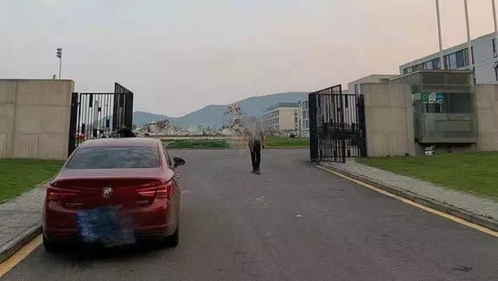 Cina, demolita la sede del Jiangsu Suning- immagine 2