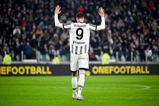 TURIN, ITALY - FEBRUARY 12: Dusan Vlahovic of Juventus refuses to celebrate after scoring against his former club, prior to his goal being disallowed for offside during the Serie A match between Juventus and ACF Fiorentina at Allianz Stadium on February 12, 2023 in Turin, Italy. (Photo by Daniele Badolato - Juventus FC/Juventus FC via Getty Images) Sentite Caressa: “Gol annullato a Vlahovic? Mi fa impazzire”- immagine 2