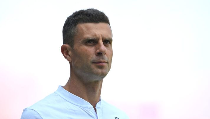 BOLOGNA, ITALY - MAY 28: Thiago Motta, Head Coach of Bologna FC, looks on during the Serie A match between Bologna FC and SSC Napoli at Stadio Renato Dall'Ara on May 28, 2023 in Bologna, Italy. (Photo by Alessandro Sabattini/Getty Images) Sfogo Motta: “Barrow può andare altrove, Orsolini non so quando torna! Arnautovic-Zirkzee, ora no” - immagine 1
