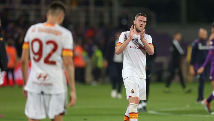 FLORENCE, ITALY - MAY 09: Jordan Veretout of AS Roma applauds the fans after during the Serie A match between ACF Fiorentina and AS Roma at Stadio Artemio Franchi on May 9, 2022 in Florence, Italy. (Photo by Gabriele Maltinti/Getty Images) Veretout contestato a Marsiglia: “Qui per giocare, in Italia mi apprezzavano” - immagine 1