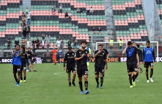 VENICE, ITALY - SEPTEMBER 19: Players of Venezia FC after the Serie A match between Venezia FC and Spezia Calcio at Stadio Paolo Mazza on September 19, 2021 in Venice, Italy. (Photo by Giuseppe Bellini/Getty Images) VENICE, ITALY - SEPTEMBER 19: Players of Venezia FC after the Serie A match between Venezia FC and Spezia Calcio at Stadio Paolo Mazza on September 19, 2021 in Venice, Italy. (Photo by Giuseppe Bellini/Getty Images)