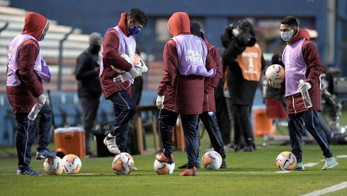 MONTEVIDEO, URUGUAY - OCTOBER 21: The ballboys prepare the official match balls before a Group F match of Copa CONMEBOL Libertadores 2020 between Nacional and Alianza Lima at Gran Parque Central on October 21, 2020 in Montevideo, Uruguay. (Photo by Sandro Pereyra/Getty Images) MONTEVIDEO, URUGUAY - OCTOBER 21: The ballboys prepare the official match balls before a Group F match of Copa CONMEBOL Libertadores 2020 between Nacional and Alianza Lima at Gran Parque Central on October 21, 2020 in Montevideo, Uruguay. (Photo by Sandro Pereyra/Getty Images)