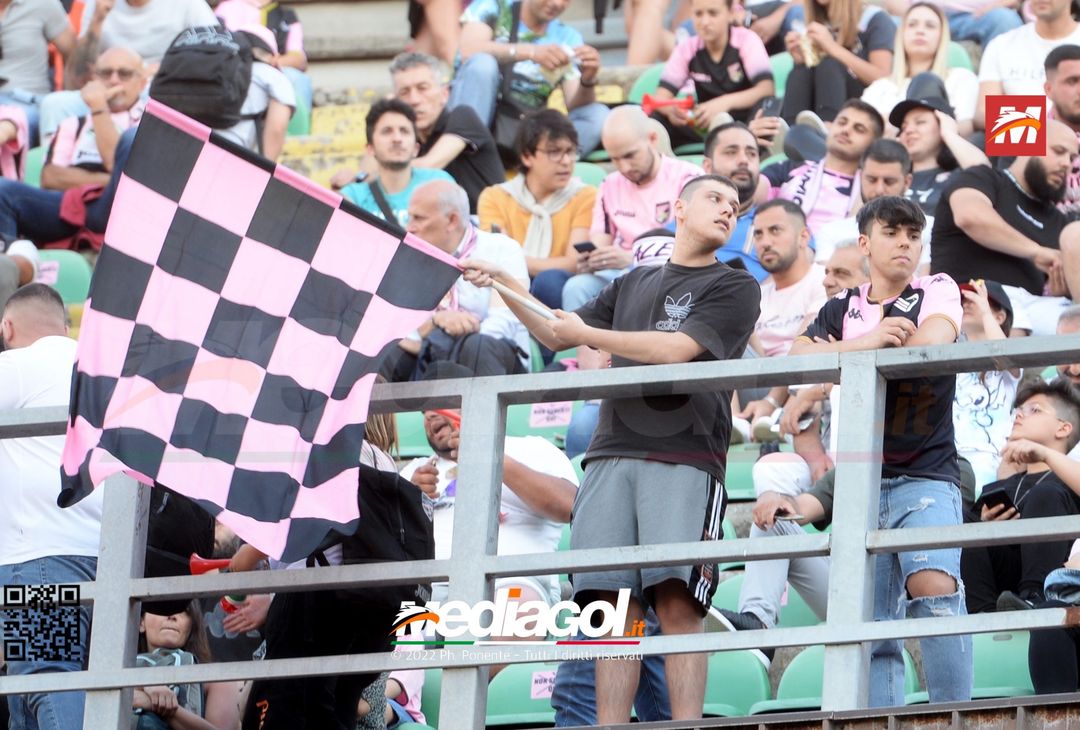 Fototifo, i tifosi allo stadio per Palermo-Feralpisaló 1-0 (gallery) - immagine 79