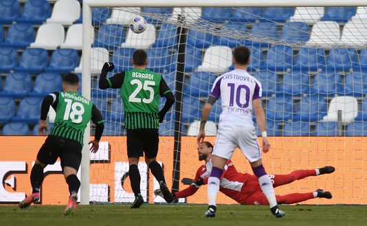 REGGIO NELL'EMILIA, ITALY - APRIL 17: Domenico Berardi of U.S. Sassuolo Calcio scores a penalty past Bartlomiej Dragowski of ACF Fiorentina for his team's first goal during the Serie A match between US Sassuolo and ACF Fiorentina at Mapei Stadium - Citta del Tricolore on April 17, 2021 in Reggio nell'Emilia, Italy. Sporting stadiums around Italy remain under strict restrictions due to the Coronavirus Pandemic as Government social distancing laws prohibit fans inside venues resulting in games being played behind closed doors. (Photo by Alessandro Sabattini/Getty Images) REGGIO NELL'EMILIA, ITALY - APRIL 17: Domenico Berardi of U.S. Sassuolo Calcio scores a penalty past Bartlomiej Dragowski of ACF Fiorentina for his team's first goal during the Serie A match between US Sassuolo and ACF Fiorentina at Mapei Stadium - Citta del Tricolore on April 17, 2021 in Reggio nell'Emilia, Italy. Sporting stadiums around Italy remain under strict restrictions due to the Coronavirus Pandemic as Government social distancing laws prohibit fans inside venues resulting in games being played behind closed doors. (Photo by Alessandro Sabattini/Getty Images)