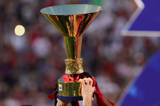 REGGIO NELL'EMILIA, ITALY - MAY 22: A detail of the Lega Serie A 2021/2022 trophy during the Serie A match between US Sassuolo and AC Milan at Mapei Stadium - Citta' del Tricolore on May 22, 2022 in Reggio nell'Emilia, Italy. (Photo by AC Milan/AC Milan via Getty Images) Diritti tv, abisso tra la Serie A e la Premier League: i numeri- immagine 2