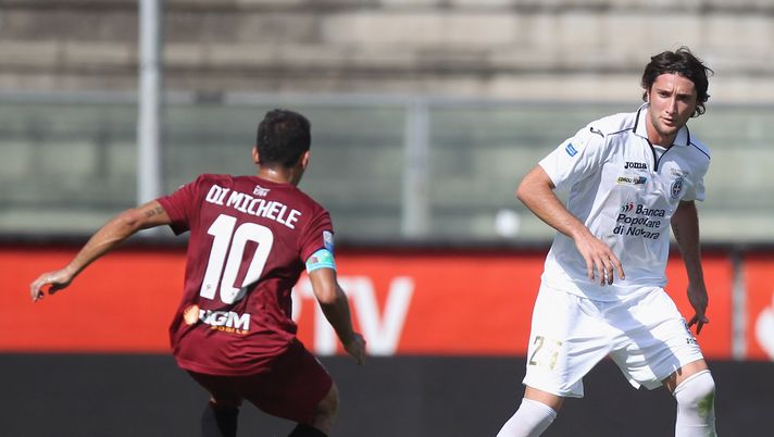 REGGIO CALABRIA, ITALY - SEPTEMBER 21:  Daniele Mori (R) of Novara is chellenged by David Di Michele during the Serie B match between Reggina Calcio and Novara Calcio at Stadio Oreste Granillo on September 21, 2013 in Reggio Calabria, Italy.  (Photo by Maurizio Lagana/Getty Images) 