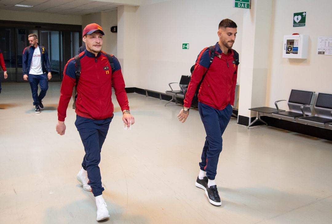 Roma in viaggio verso Leverkusen: presenti Dybala e gli indisponibili – FOTO GALLERY - immagine 24