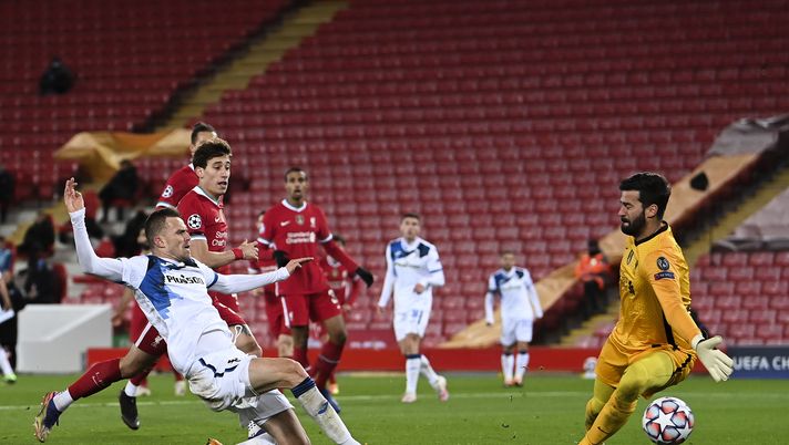 LIVERPOOL, ENGLAND - NOVEMBER 25: Josip Ilicic of Atalanta B.C. scores their team's first goal past Alisson Becker of Liverpool during the UEFA Champions League Group D stage match between Liverpool FC and Atalanta BC at Anfield on November 25, 2020 in Liverpool, England. Sporting stadiums around the UK remain under strict restrictions due to the Coronavirus Pandemic as Government social distancing laws prohibit fans inside venues resulting in games being played behind closed doors. (Photo by Laurence Griffiths/Getty Images) LIVERPOOL, ENGLAND - NOVEMBER 25: Josip Ilicic of Atalanta B.C. scores their team's first goal past Alisson Becker of Liverpool during the UEFA Champions League Group D stage match between Liverpool FC and Atalanta BC at Anfield on November 25, 2020 in Liverpool, England. Sporting stadiums around the UK remain under strict restrictions due to the Coronavirus Pandemic as Government social distancing laws prohibit fans inside venues resulting in games being played behind closed doors. (Photo by Laurence Griffiths/Getty Images)