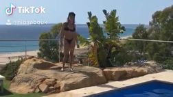 VIDEO / Il ballo sensuale della compagna di Hakimi in piscina delizia i fan