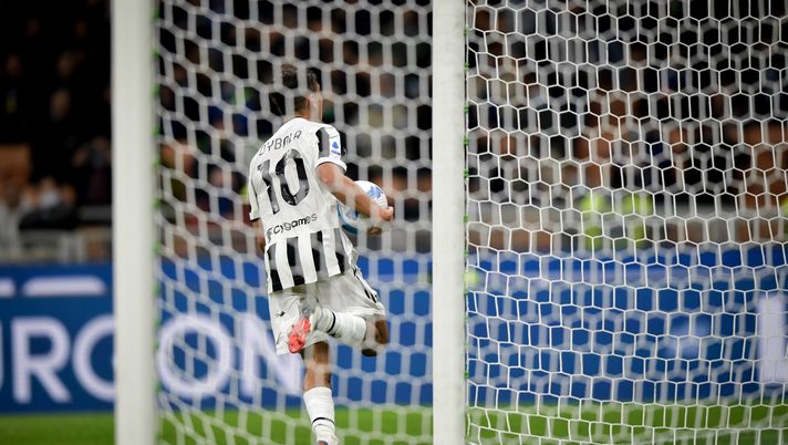MILAN, ITALY - OCTOBER 24: Paulo Dybala of Juventus celebrates after scoring his team's first goal during the Serie A match between FC Internazionale and Juventus at Stadio Giuseppe Meazza on October 24, 2021 in Milan, Italy. (Photo by Daniele Badolato - Juventus FC/Juventus FC via Getty Images) Pagelle Inter – Juventus 1-1: vince l’equilibrio con Dzeko e Dybala – Voti Fantacalcio - immagine 1