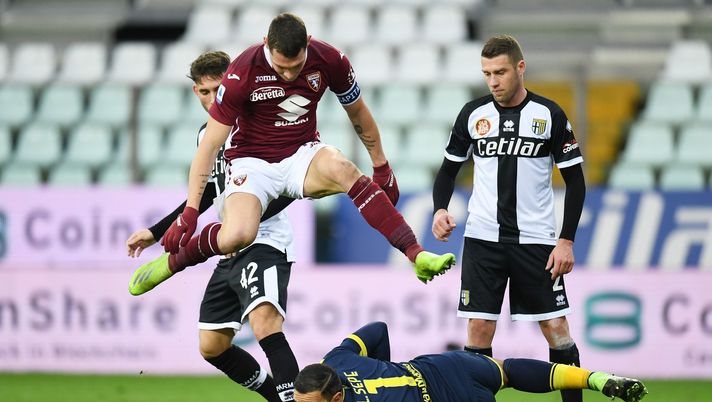 PARMA, ITALY - JANUARY 03: Andrea Belotti of Torino strides over Luigi Sepe of Parma as he collects the ball during the Serie A match between Parma Calcio and Torino FC at Stadio Ennio Tardini on January 03, 2021 in Parma, Italy. Sporting stadiums around Italy remain under strict restrictions due to the Coronavirus Pandemic as Government social distancing laws prohibit fans inside venues resulting in games being played behind closed doors. (Photo by Alessandro Sabattini/Getty Images) PARMA, ITALY - JANUARY 03: Andrea Belotti of Torino strides over Luigi Sepe of Parma as he collects the ball during the Serie A match between Parma Calcio and Torino FC at Stadio Ennio Tardini on January 03, 2021 in Parma, Italy. Sporting stadiums around Italy remain under strict restrictions due to the Coronavirus Pandemic as Government social distancing laws prohibit fans inside venues resulting in games being played behind closed doors. (Photo by Alessandro Sabattini/Getty Images)